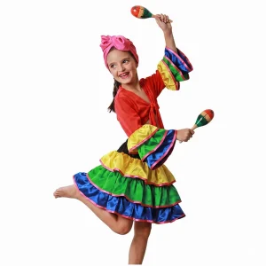 Niña sonriendo de frente sosteniendo dos maracas de juguete luciendo el disfraz de brasileña infantil de tres piezas con camisa de volantes, falda multicolor satinada y pañuelo rosa en la cabeza de la tienda Disfraces Lucero.