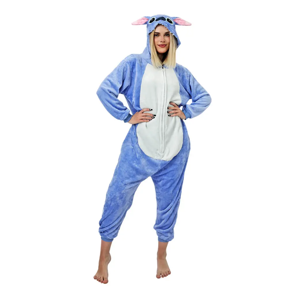 Mujer de frente posando con las manos en las caderas luciendo el disfraz pijama de extraterrestre azul para adulto con mono de peluche y capucha con orejas de la tienda Disfraces Lucero.