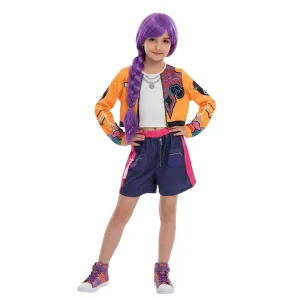 Niña posando con el disfraz de Demon Hunter estilo cantante urbana de dos piezas con camisa y pantalón de la tienda Disfraces Lucero.