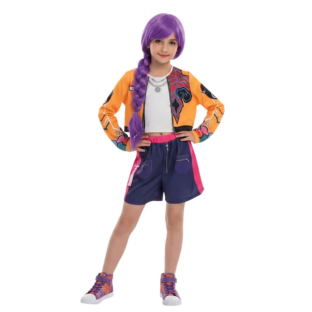 Niña posando con el disfraz de Demon Hunter estilo cantante urbana de dos piezas con camisa y pantalón de la tienda Disfraces Lucero.