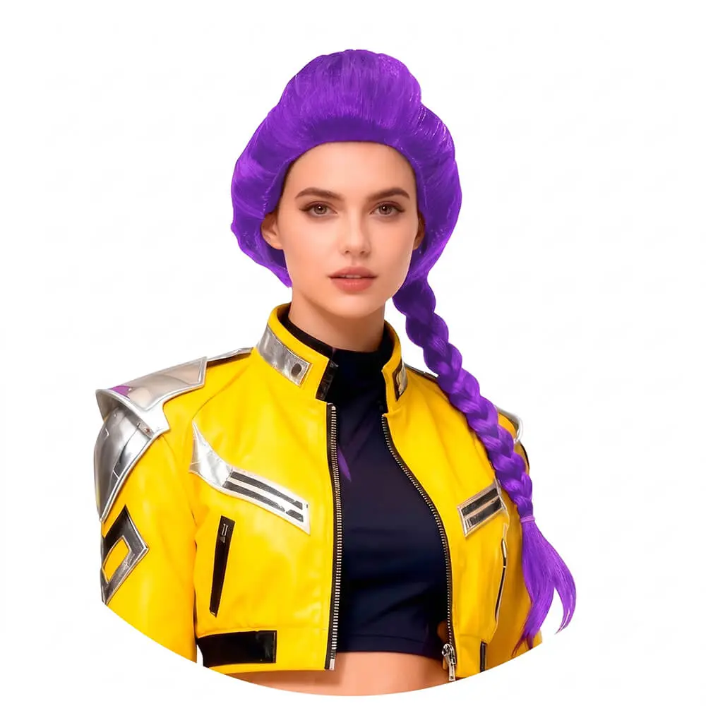 Mujer de frente luciendo una peluca lila morada de estilo K-Pop con volumen superior y una trenza lateral larga, de la tienda Disfraces Lucero.