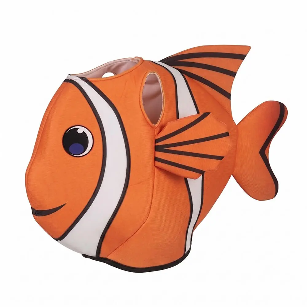 Disfraz de pez infantil de pez payaso de la tienda Disfraces Lucero, de color naranja con rayas blancas y negras, aletas pectorales y dorsal acolchadas en 3D, una cola trasera redonda y una carita sonriente impresa en el lateral con un gran ojo de dibujo animado.