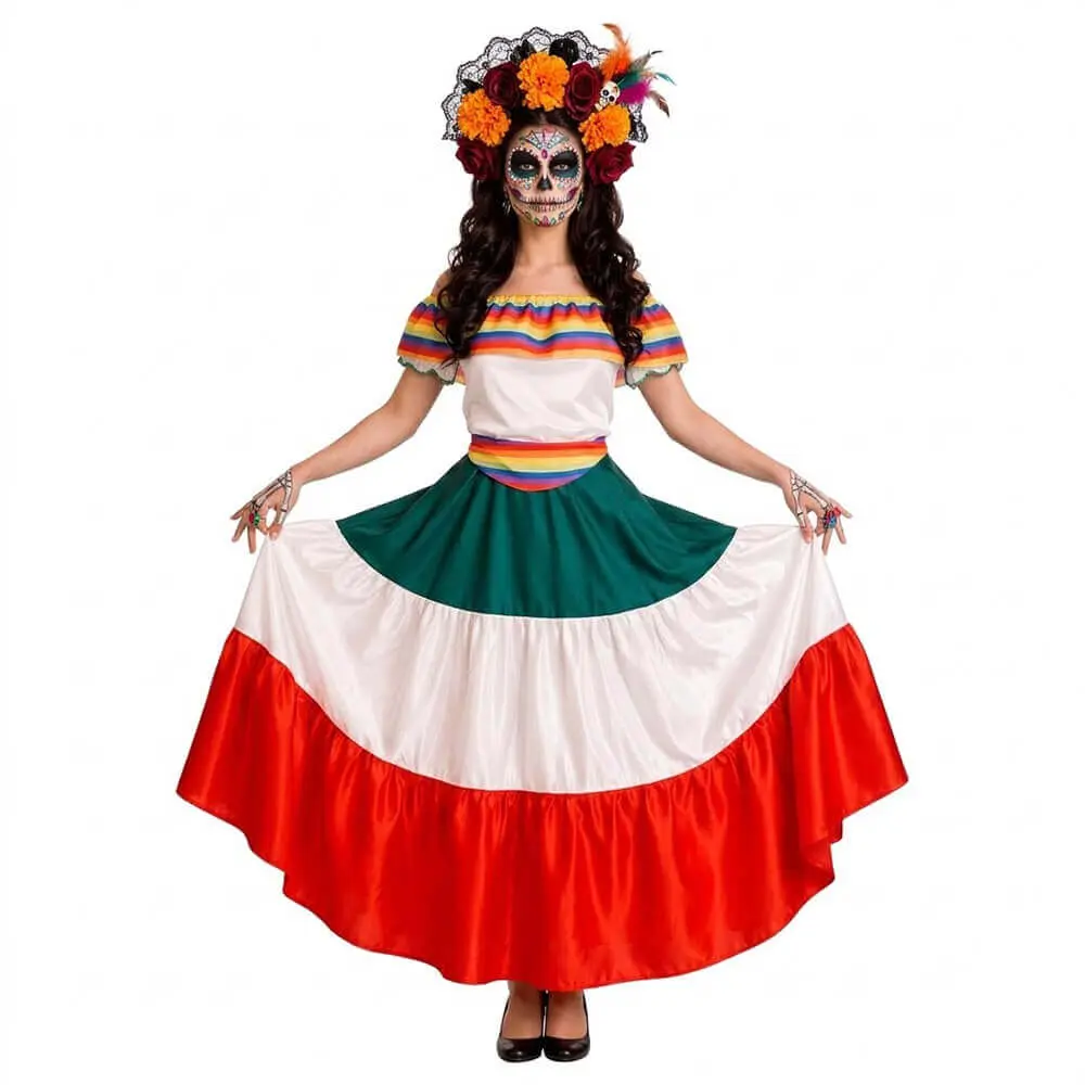 Mujer posando con disfraz de Mexicana con vestido largo tricolor en verde, blanco y rojo con fajín de Disfraces Lucero.