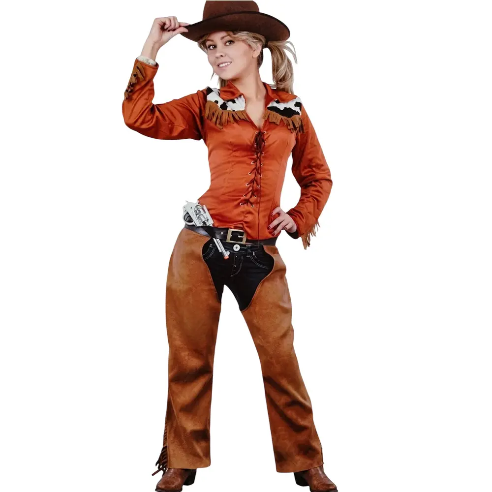 Mujer posando con disfraz de Vaquera para mujer con camisa marrón con flecos y cordonera, canesú de vaca y zahones de Disfraces Lucero.