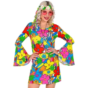 Mujer de frente sonriendo con gafas rosas, corona de margaritas y collar de la paz, luciendo el disfraz de hippie the 60s fashion flower power de la tienda Disfraces Lucero compuesto por un vestido corto de flores multicolor de manga acampanada.