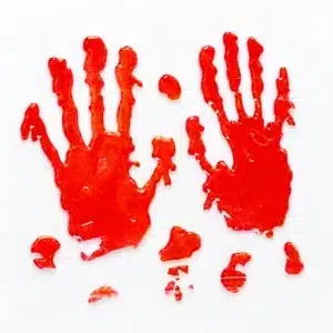 Detalle de las huellas de sangre manos adhesivas en gel rojo realista