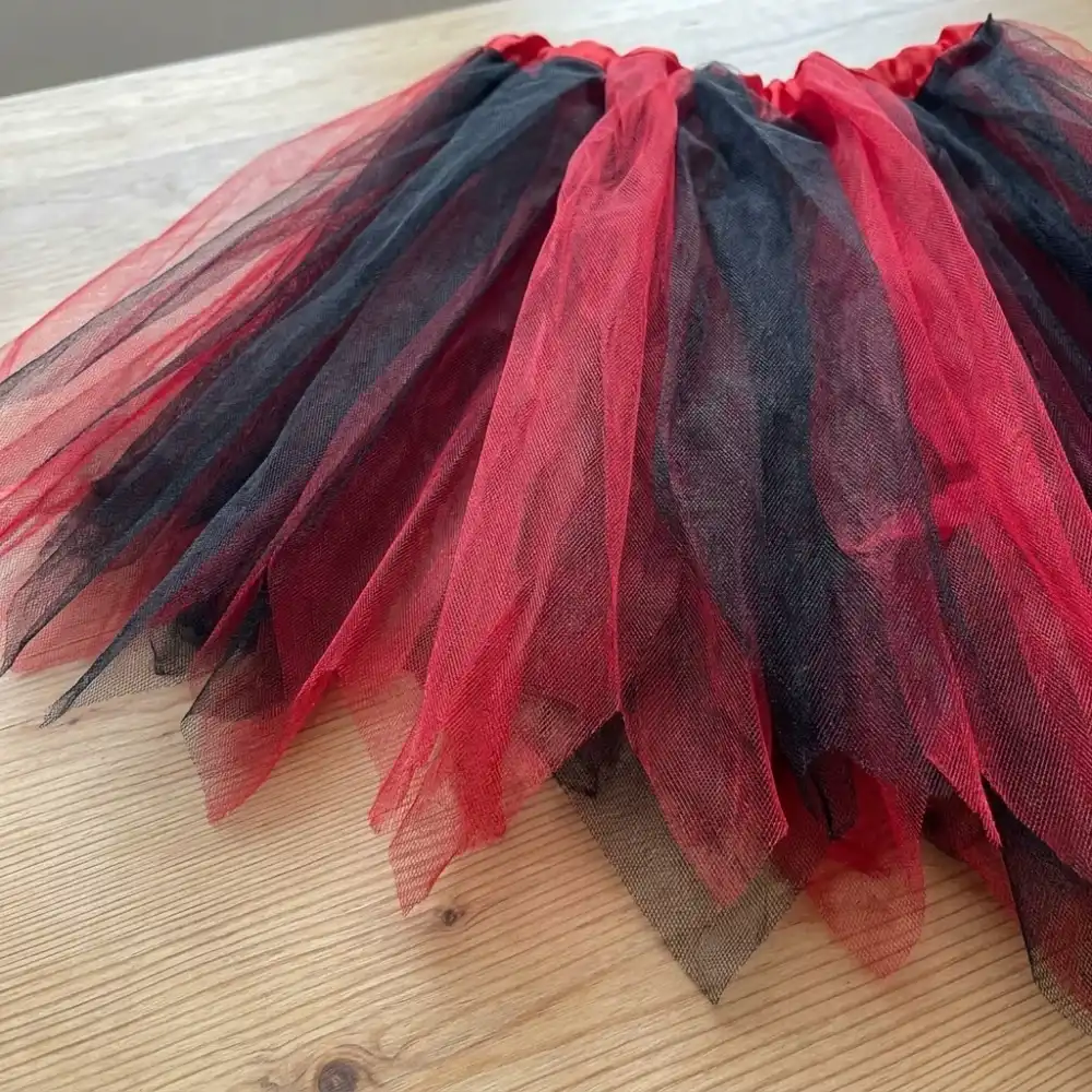 Tutú bicolor rojo con negro 30 cm - detalle del tul